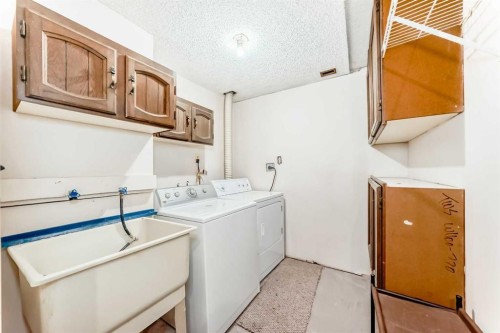 43 Mckenna Way Se, Calgary, AB - Indoor Photo Showing Laundry Room