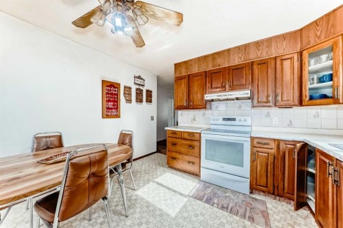 43 Mckenna Way Se, Calgary, AB - Indoor Photo Showing Kitchen