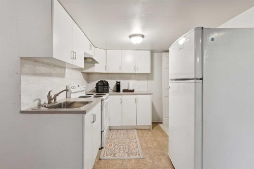 35 Saddletree Drive Ne, Calgary, AB - Indoor Photo Showing Kitchen