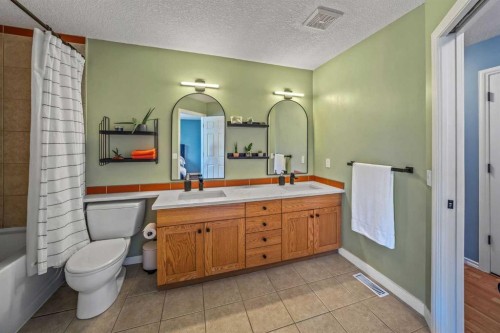 2-306 14 Avenue Ne, Calgary, AB - Indoor Photo Showing Bathroom