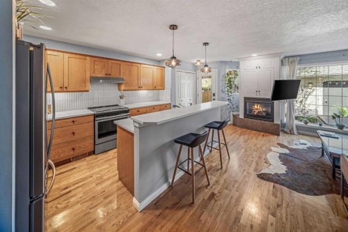 2-306 14 Avenue Ne, Calgary, AB - Indoor Photo Showing Kitchen With Fireplace