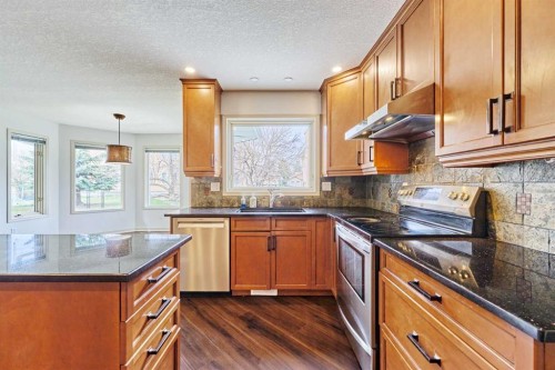 243 Hampshire Close Nw, Calgary, AB - Indoor Photo Showing Kitchen