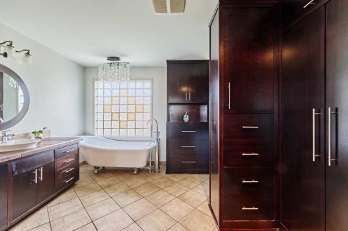 243 Hampshire Close Nw, Calgary, AB - Indoor Photo Showing Bathroom