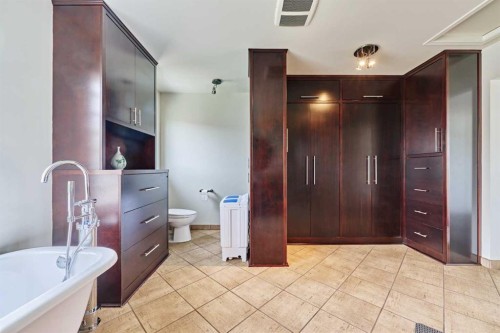 243 Hampshire Close Nw, Calgary, AB - Indoor Photo Showing Bathroom