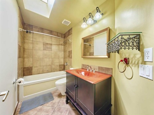 243 Hampshire Close Nw, Calgary, AB - Indoor Photo Showing Bathroom