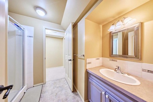 243 Hampshire Close Nw, Calgary, AB - Indoor Photo Showing Bathroom