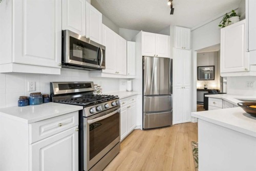 314-910 70 Avenue Sw, Calgary, AB - Indoor Photo Showing Kitchen With Upgraded Kitchen