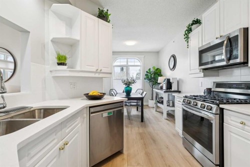 314-910 70 Avenue Sw, Calgary, AB - Indoor Photo Showing Kitchen With Double Sink