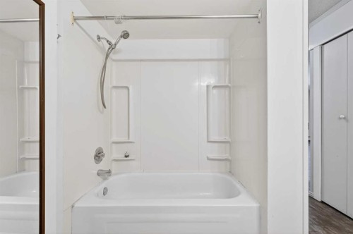 204-36 Glenbrook Crescent, Cochrane, AB - Indoor Photo Showing Bathroom