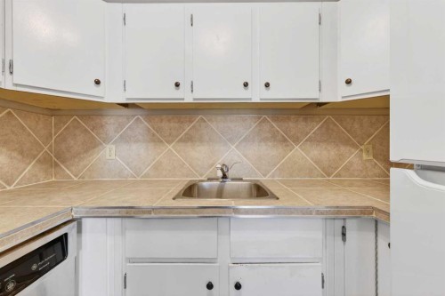 204-36 Glenbrook Crescent, Cochrane, AB - Indoor Photo Showing Kitchen
