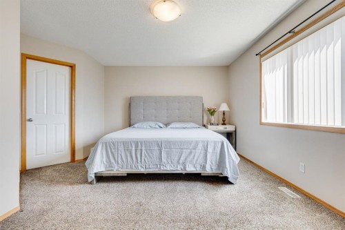 281 Bridlemeadows Common Sw, Calgary, AB - Indoor Photo Showing Bedroom