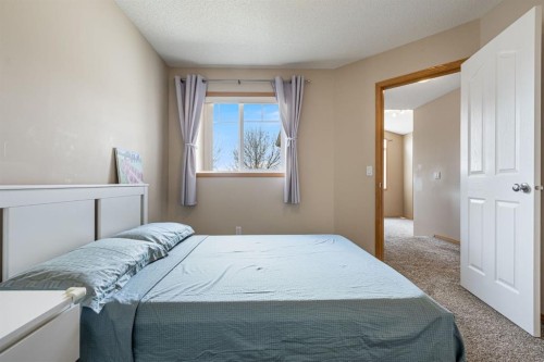 281 Bridlemeadows Common Sw, Calgary, AB - Indoor Photo Showing Bedroom