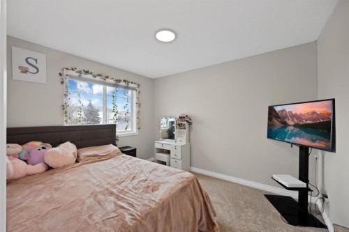 2386 Fairways Circle Nw, Airdrie, AB - Indoor Photo Showing Bedroom