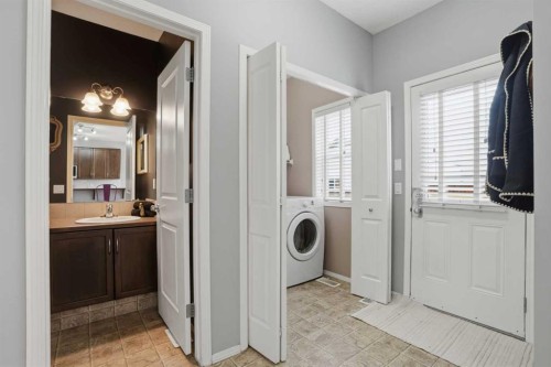 4432 Elgin Avenue Se, Calgary, AB - Indoor Photo Showing Laundry Room