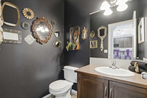 4432 Elgin Avenue Se, Calgary, AB - Indoor Photo Showing Bathroom