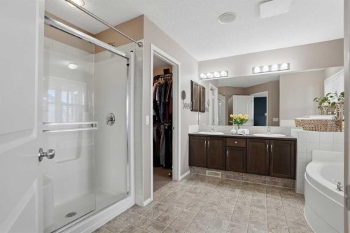 4432 Elgin Avenue Se, Calgary, AB - Indoor Photo Showing Bathroom