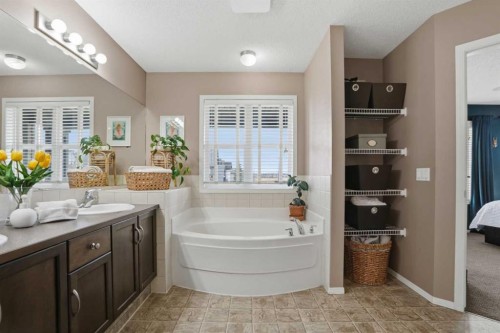 4432 Elgin Avenue Se, Calgary, AB - Indoor Photo Showing Bathroom