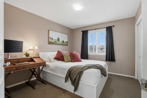 4432 Elgin Avenue Se, Calgary, AB - Indoor Photo Showing Bedroom