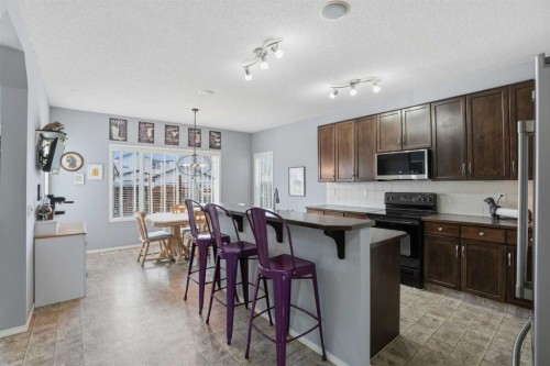 4432 Elgin Avenue Se, Calgary, AB - Indoor Photo Showing Kitchen