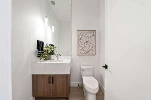 2755 Cannon Road Nw, Calgary, AB - Indoor Photo Showing Bathroom