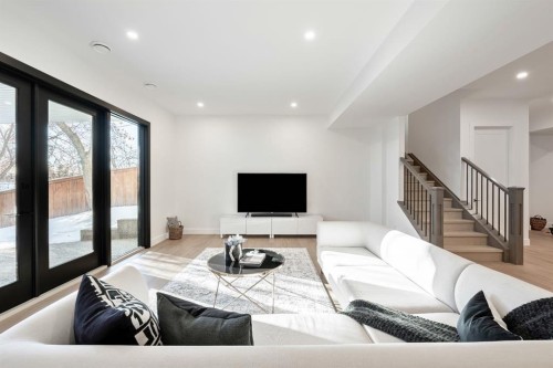 2755 Cannon Road Nw, Calgary, AB - Indoor Photo Showing Living Room