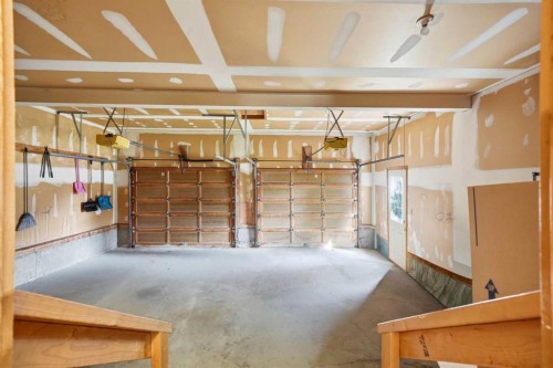 6 Christie Briar Lane Sw, Calgary, AB - Indoor Photo Showing Garage