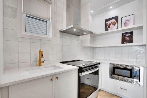 195 Lucas Common Nw, Calgary, AB - Indoor Photo Showing Kitchen With Upgraded Kitchen