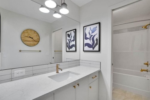 195 Lucas Common Nw, Calgary, AB - Indoor Photo Showing Bathroom