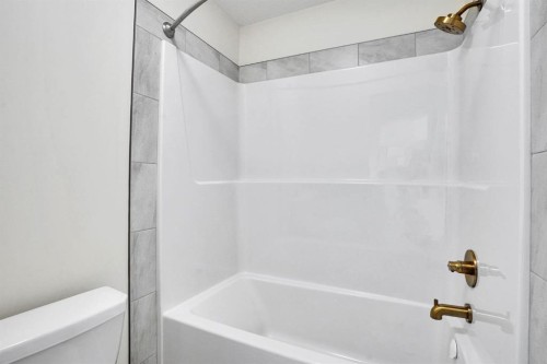 195 Lucas Common Nw, Calgary, AB - Indoor Photo Showing Bathroom