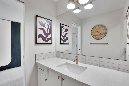 195 Lucas Common Nw, Calgary, AB - Indoor Photo Showing Bathroom
