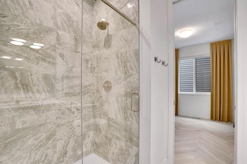 195 Lucas Common Nw, Calgary, AB - Indoor Photo Showing Bathroom