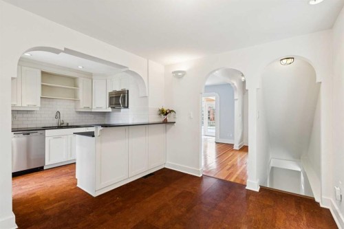 2128 Broadview Road Nw, Calgary, AB - Indoor Photo Showing Kitchen With Upgraded Kitchen