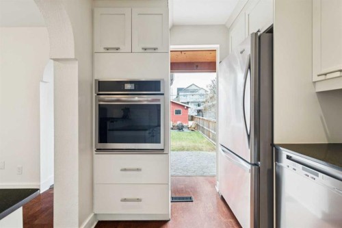 2128 Broadview Road Nw, Calgary, AB - Indoor Photo Showing Kitchen