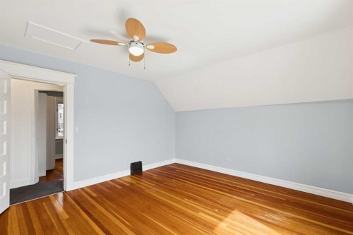 2128 Broadview Road Nw, Calgary, AB - Indoor Photo Showing Other Room