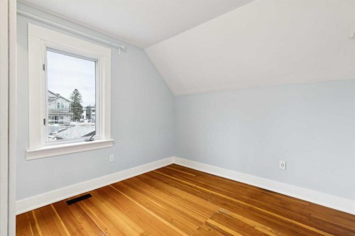 2128 Broadview Road Nw, Calgary, AB - Indoor Photo Showing Other Room