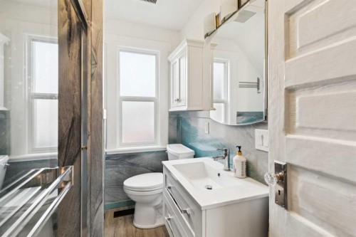 2128 Broadview Road Nw, Calgary, AB - Indoor Photo Showing Bathroom