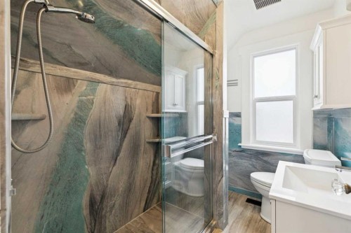 2128 Broadview Road Nw, Calgary, AB - Indoor Photo Showing Bathroom