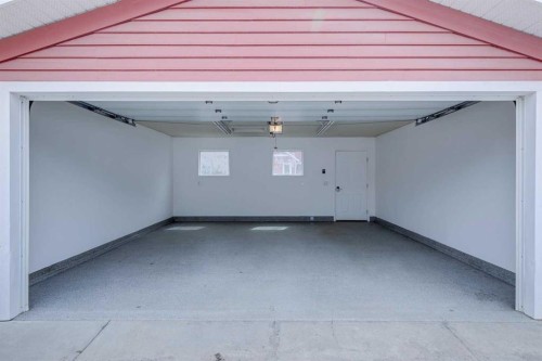 2128 Broadview Road Nw, Calgary, AB - Indoor Photo Showing Garage