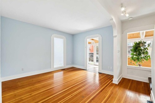 2128 Broadview Road Nw, Calgary, AB - Indoor Photo Showing Other Room