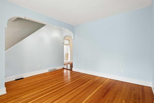 2128 Broadview Road Nw, Calgary, AB - Indoor Photo Showing Other Room