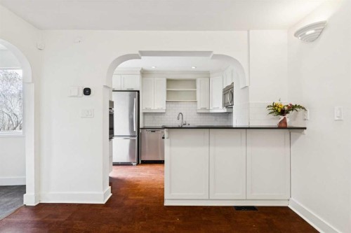 2128 Broadview Road Nw, Calgary, AB - Indoor Photo Showing Kitchen