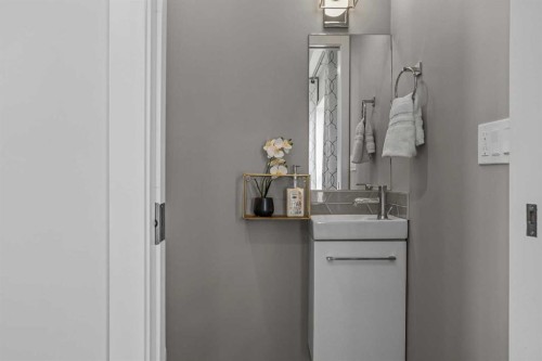205-105 Kananaskis Way, Canmore, AB - Indoor Photo Showing Bathroom