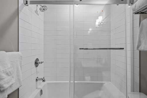 205-105 Kananaskis Way, Canmore, AB - Indoor Photo Showing Bathroom