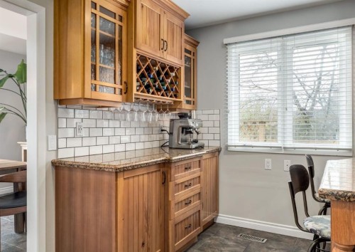 236 2 Avenue Ne, Calgary, AB - Indoor Photo Showing Kitchen