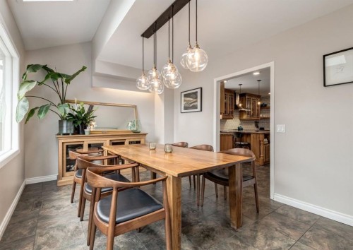 236 2 Avenue Ne, Calgary, AB - Indoor Photo Showing Dining Room