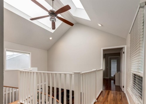 236 2 Avenue Ne, Calgary, AB - Indoor Photo Showing Other Room