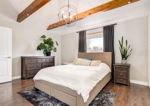 236 2 Avenue Ne, Calgary, AB - Indoor Photo Showing Bedroom