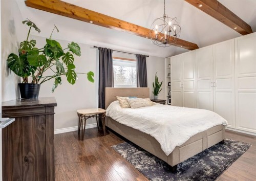 236 2 Avenue Ne, Calgary, AB - Indoor Photo Showing Bedroom