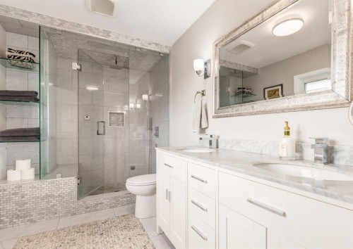 236 2 Avenue Ne, Calgary, AB - Indoor Photo Showing Bathroom