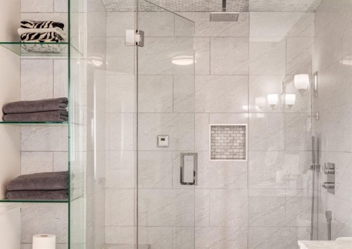 236 2 Avenue Ne, Calgary, AB - Indoor Photo Showing Bathroom